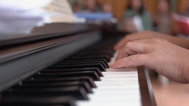 成熟した女性の手の詳細なビューは、ピアノを演奏. — ストック動画