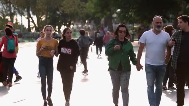 Langzame beweging van mensen die op een zomerdag door een straat lopen. — Stockvideo