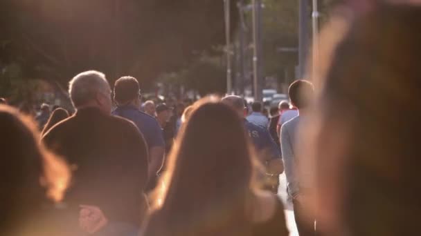 Slow motion mensen lopen in de stad straat, achteraanzicht. — Stockvideo