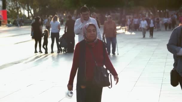 Медленное движение людей, идущих по улице европейского города. — стоковое видео
