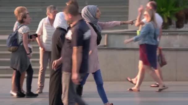 Duas mulheres muçulmanas andando pela rua da cidade. — Vídeo de Stock