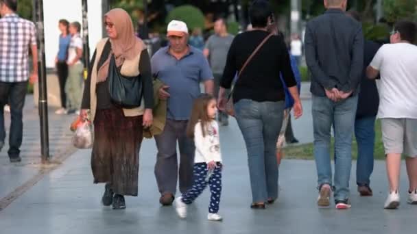 ヨーロッパの町の混雑した通りを歩く多くの観光客. — ストック動画