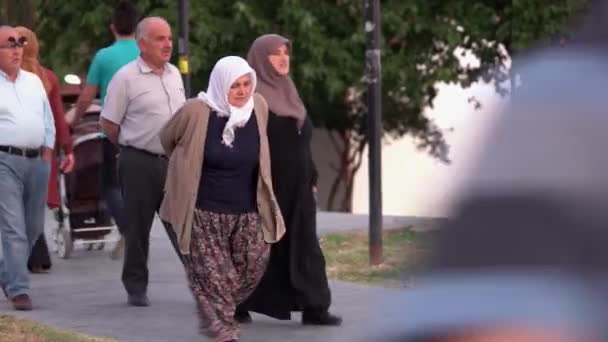 Volwassen moslimvrouwen lopen door de straat van de Europese stad. — Stockvideo