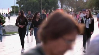 Avrupa 'nın güzel caddelerinde yürüyen dört şık kız..