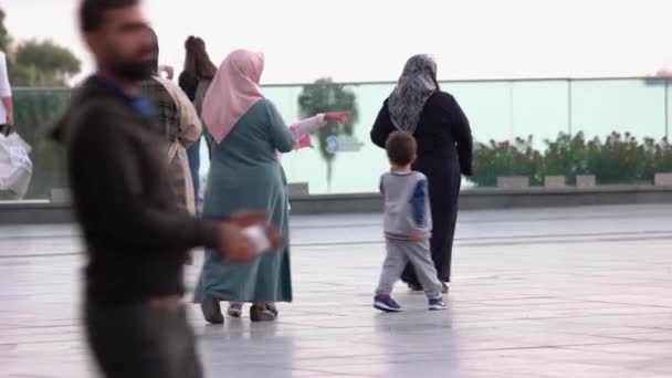 夏の日にイスラム教徒の観光客が通りを歩く. — ストック動画