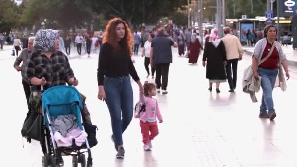 Powolny ruch ludzi spacerujących po ulicy. Starsza kobieta z wózkiem i matka z dzieckiem. — Wideo stockowe