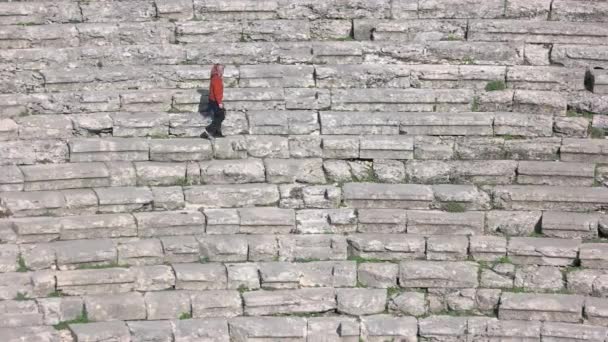 Donna turca in velo che cammina sui gradini di un antico anfiteatro. — Video Stock