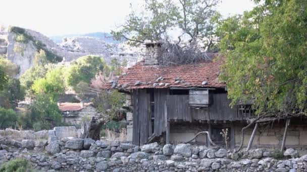 Les ruines de la vieille maison rustique en bois dans la campagne montagneuse. — Video