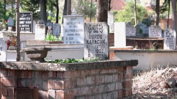 Islamischer Friedhof in Antalya, Türkei. Alte Grabsteine auf dem muslimischen Friedhof. — Stockvideo