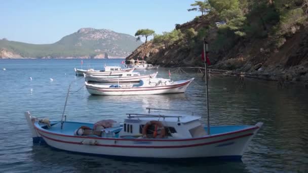 Barcos de pesca ancorados na bela baía do mar com montanhas. — Vídeo de Stock