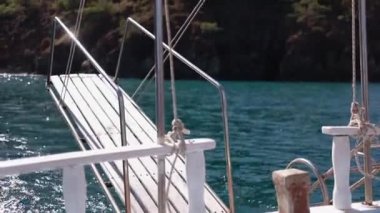 Yelkenliden deniz manzarası ve dağlar. Teknenin kenarına..
