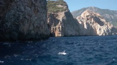 Denizde güzel kayalık dağlar.