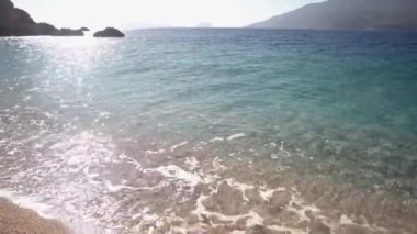 Plajı ve dağları olan tropikal bir yer..