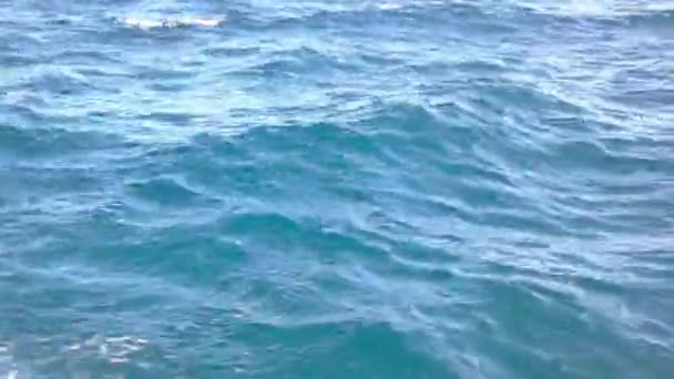 Vista de perto do barco em movimento das ondas do mar azul-turquesa. — Vídeo de Stock