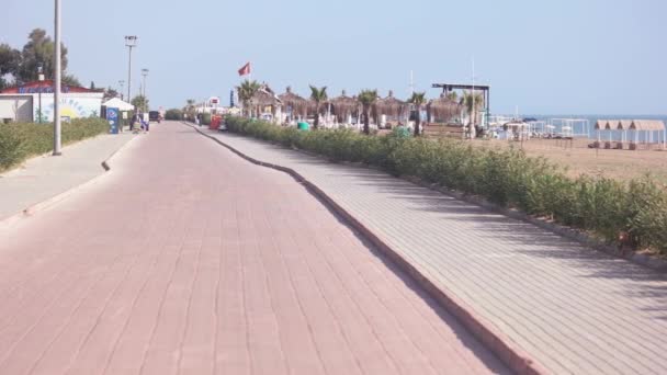 Θέα στην παραλία και τη θάλασσα από το ανάχωμα. Διακοπές στις ακτές της Μεσογείου. — Αρχείο Βίντεο