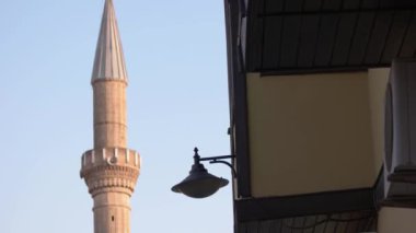Güzel tarihi binaları olan eski bir Avrupa kasabası. Arka planda cami kulesi görüntüsü.