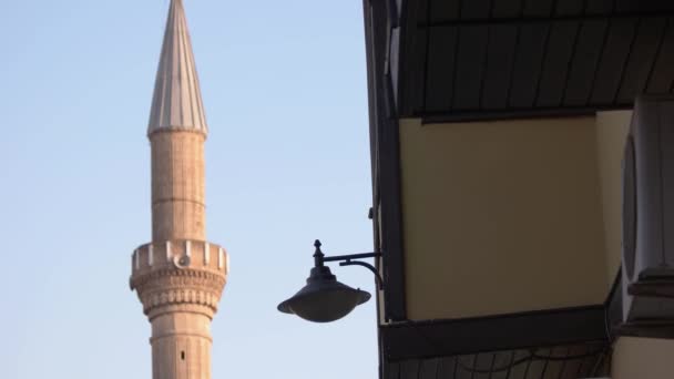 Alte europäische Stadt mit schönen historischen Gebäuden. Blick auf den Moschee-Turm im Hintergrund. — Stockvideo