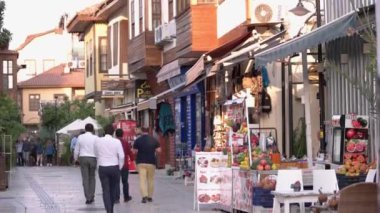 Tarihi şehrin dar yaya caddeleri kaldırımlı taşlar ve sokak pazarları.