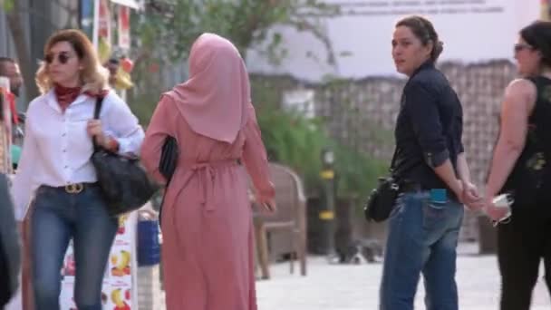 Mulher muçulmana jovem bonita andando na rua e esperando por alguém. — Vídeo de Stock