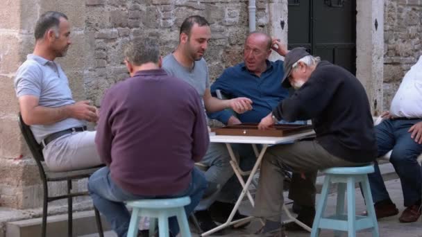 男遊びバックゲームママで屋外カフェで古い町の通り. — ストック動画