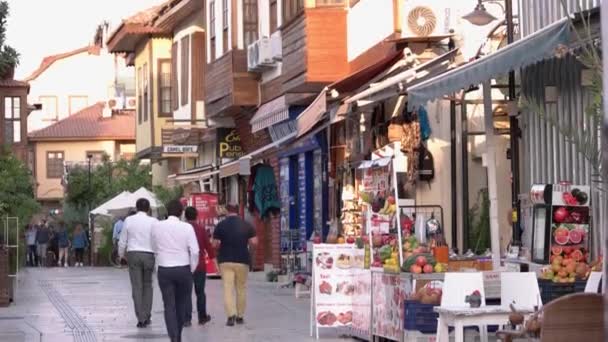 Calle peatonal estrecha de la ciudad histórica con piedras adoquinadas y mercado callejero. — Vídeos de Stock