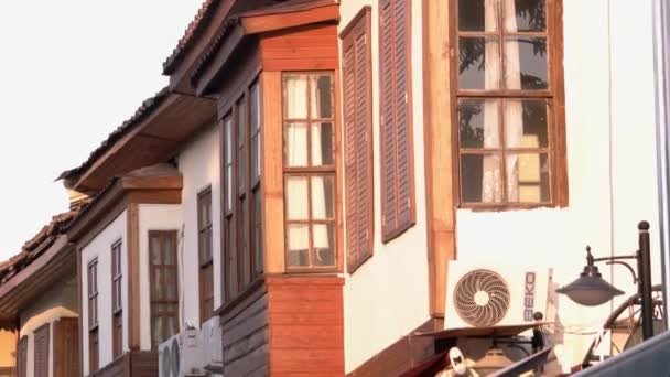 Close up widok fasady tradycyjnego tureckiego domu z balkonem. — Wideo stockowe
