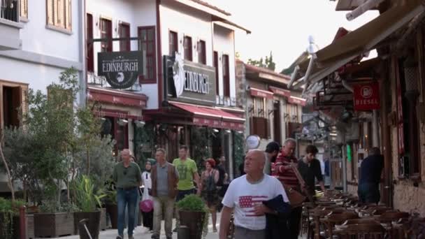 Rua estreita com restaurantes e turistas ambulantes da cidade histórica da Turquia. — Vídeo de Stock