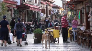 Avrupa 'nın dar sokaklarındaki açık hava caddesindeki kafe veya restoranda masa ve sandalyeler.