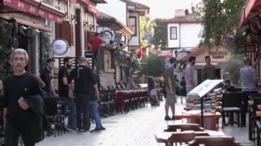 Avrupa 'nın dar sokaklarındaki kafe ya da restoran.
