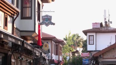 Eski şehirde Avrupa 'da güzel binaları olan bir sokak kafesi..