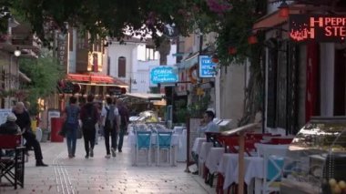 Dar kaldırımlı caddede kafe masaları. Eski Avrupa şehrinin güzel binaları.