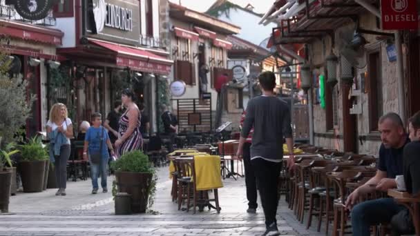 Jalan sempit dengan kafe dan wisatawan di kota eropa. Konsep pariwisata. — Stok Video