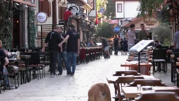 Blick auf das Outdoor-Café in der engen Straße in der alten europäischen Mittelmeerstadt. — Stockvideo