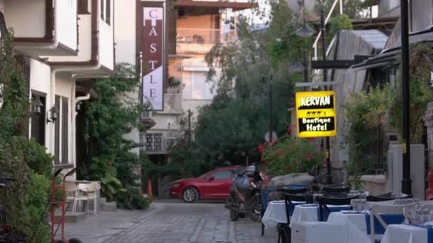 Tische und Stühle in einem gemütlichen Café in der Kopfsteinpflasterstraße. Schöne Architektur im Hintergrund. — Stockvideo