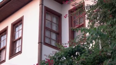 Minder tarzı evlerin pencereleriyle ön cephe manzarasını kapat.