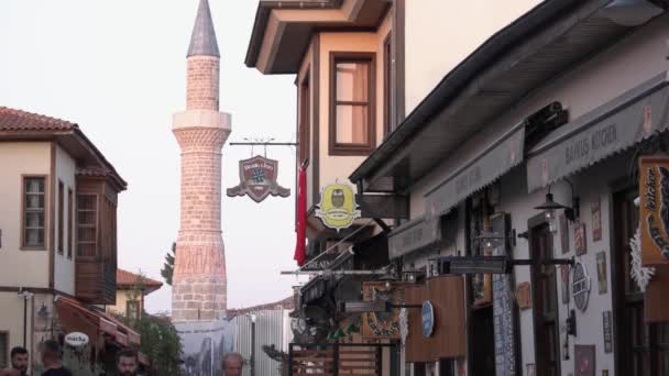 Наружное кафе на улице турецкого города. Башня мечети на заднем плане. — стоковое видео
