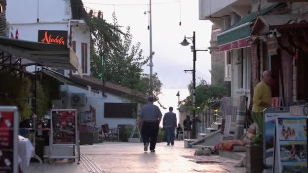 Kavárny a obchody podél městské ulice. Fasáda staré budovy ve starém městě Antalya. — Stock video