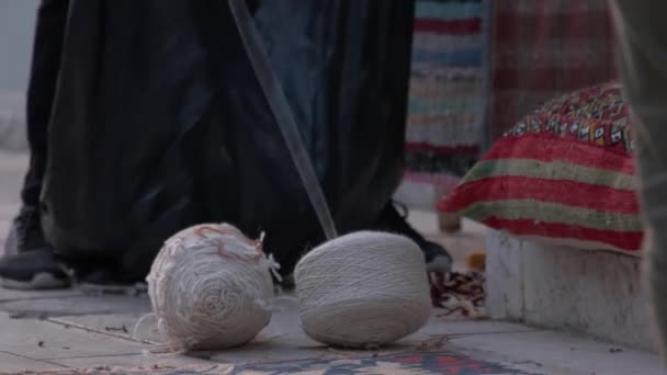 Mannelijke werknemer zetten ballen van garen in zak op straat bazaar. Handgemaakte industrie. — Stockvideo