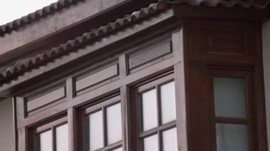 Bina pencerelerinin ayrıntılı görünümü.