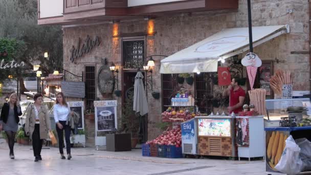 Cobblestone δρόμο με τα πόδια τουρίστες στην Ευρώπη. Έννοια τουρισμού. — Αρχείο Βίντεο