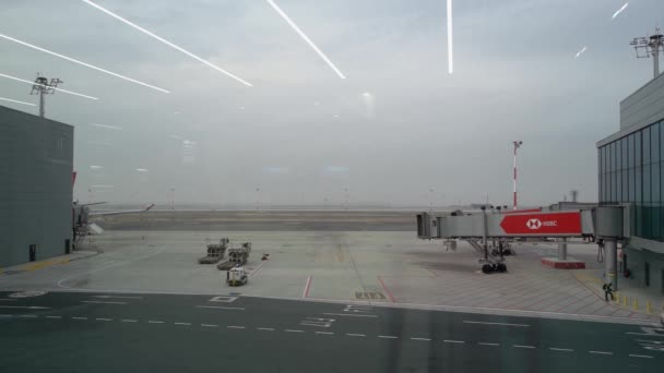 Terminal del aeropuerto. Vista desde la ventana de los aviones y coches en movimiento. — Vídeos de Stock