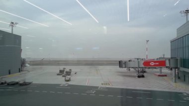 Dışarıdaki havaalanı terminali. Sabahleyin araçların hızlı hareket etmesi. Ayrılış penceresinden görüntüle.