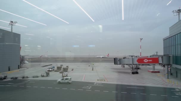Vista de la llegada del avión por la ventana del aeropuerto por la mañana. — Vídeos de Stock