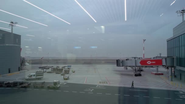 Vista a la terminal del aeropuerto con cielo nublado de la mañana en el fondo. — Vídeos de Stock