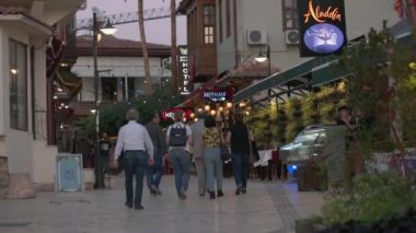 Avrupa 'nın akşam caddesinin manzarası. Turistler yürüyor.