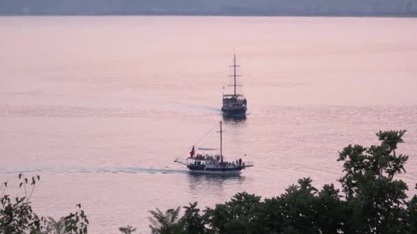 Jachty v moři při západu slunce. Krajina s turisty plachetnice na moři. — Stock video