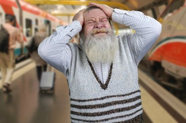 Sıradan bir kazak giyen yaşlı sakallı adam stres ve çaresizlik hissediyor..