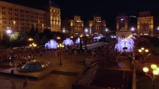 Fontes coloridas à noite na praça da cidade. — Vídeo de Stock