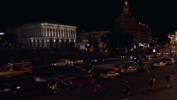 Tráfego de carros e Monumento da Independência da Ucrânia. — Vídeo de Stock