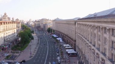 Tarihi binaları ve araba trafiği olan cadde.